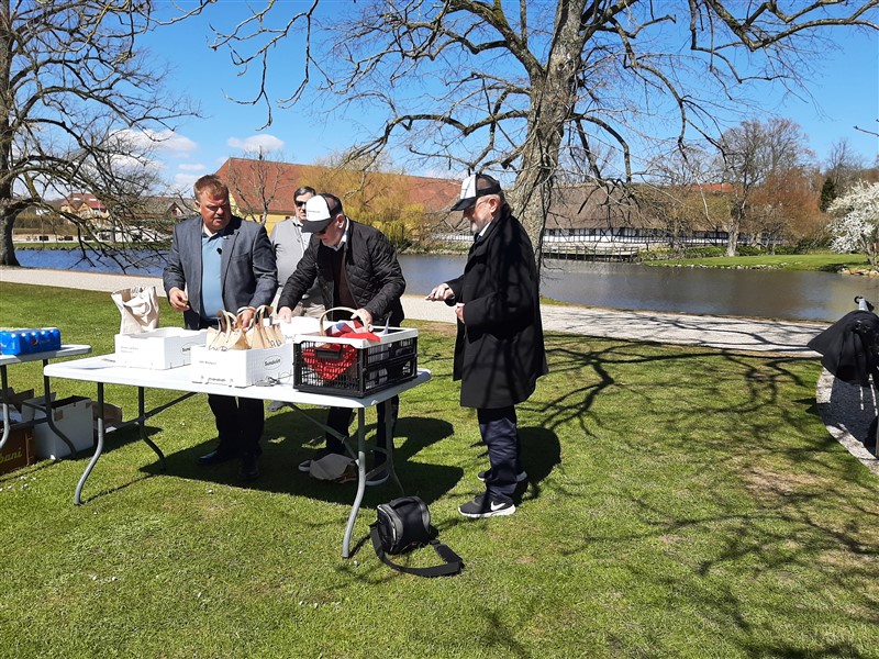 Tom Rosenkvist, Gunner Andersen og Johs Nørregaard Frandsen vejer kartoflerne